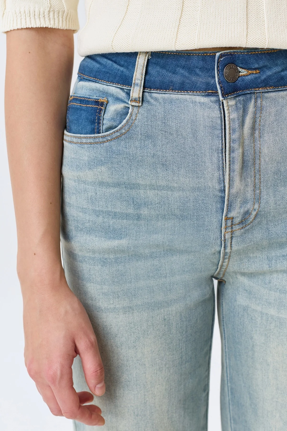 Джинсы Straight fit с акцентной контрастной варкой, 44