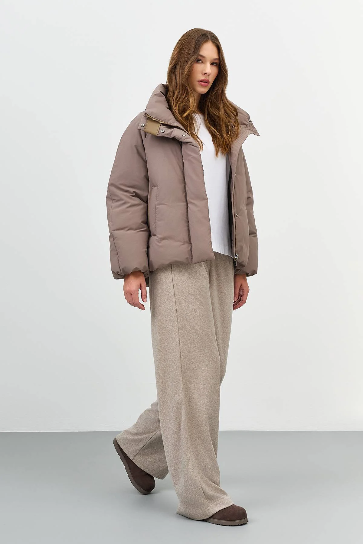 Лимитированная серия Теплая куртка с минималистичным декоромс палантином, 44