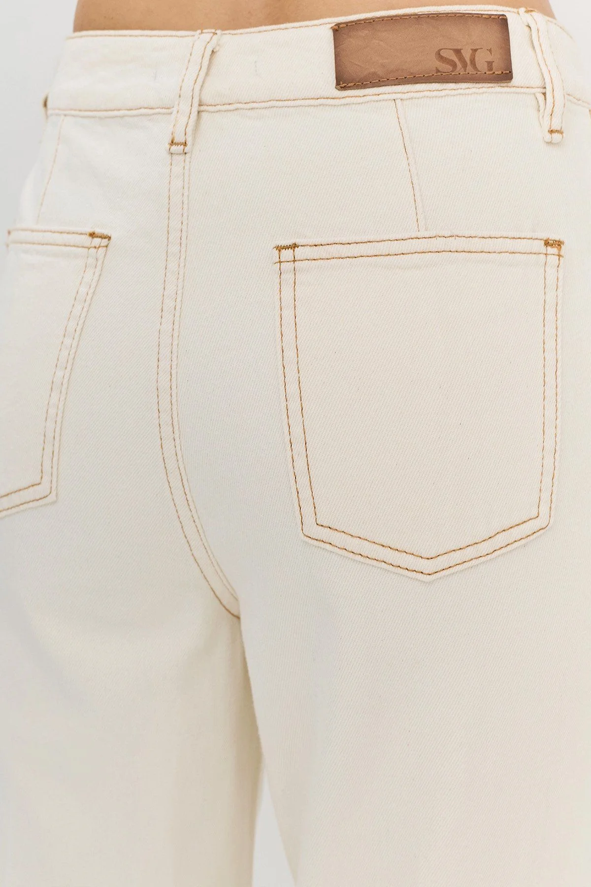 Прямые джинсы с контрастной строчкой и декоративными молниями, 48р