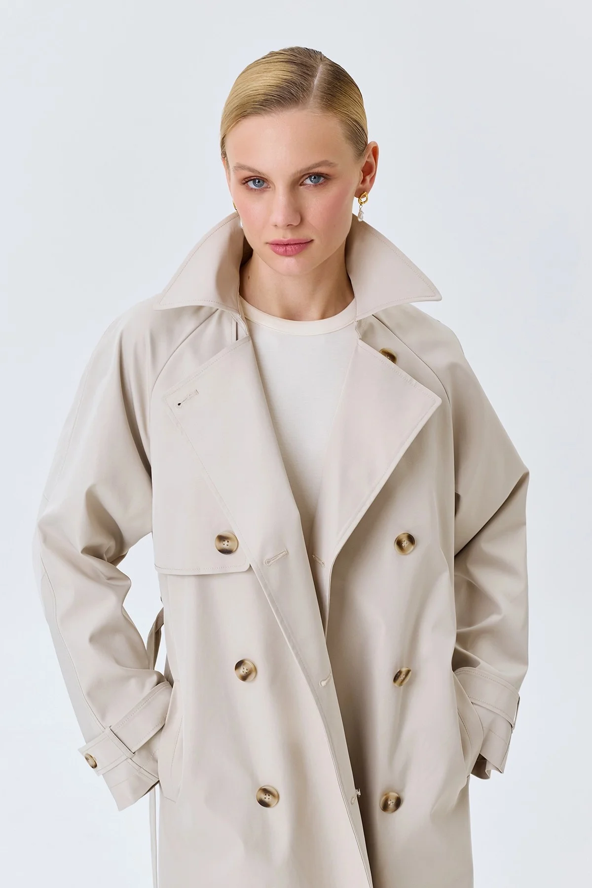 Классический тренч с акцентными пуговицами, 52