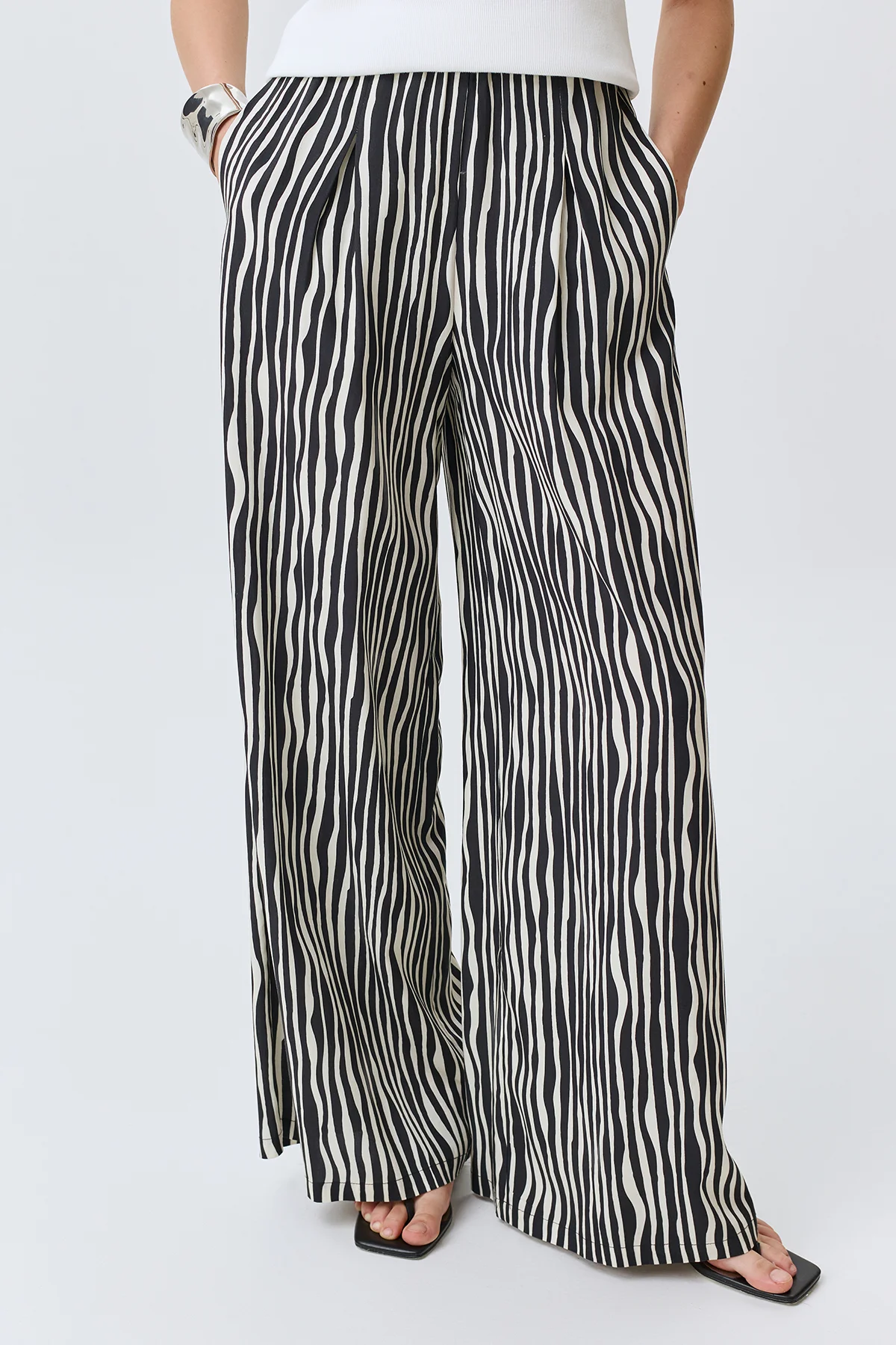 Брюки в монохромную полоску, 48