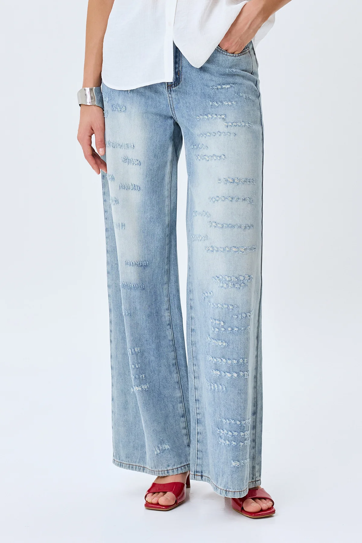 Широкие джинсы с акцентными дестроями, 48