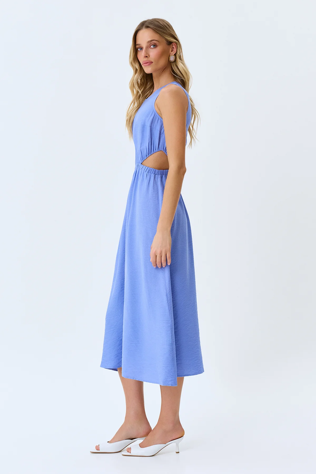 Яркое платье из района с вырезами, 48