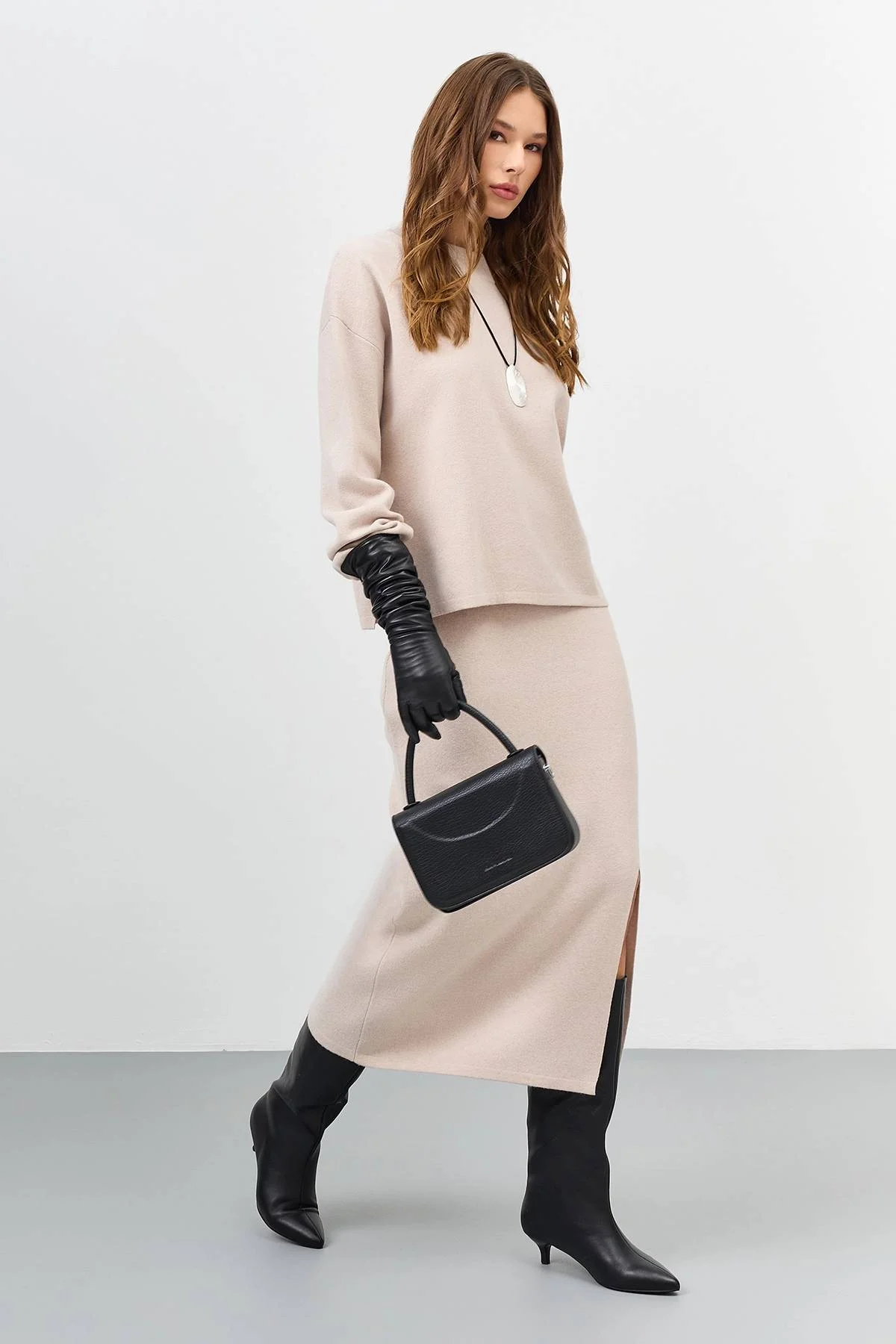 Светлая вязаная юбка-карандаш, 50