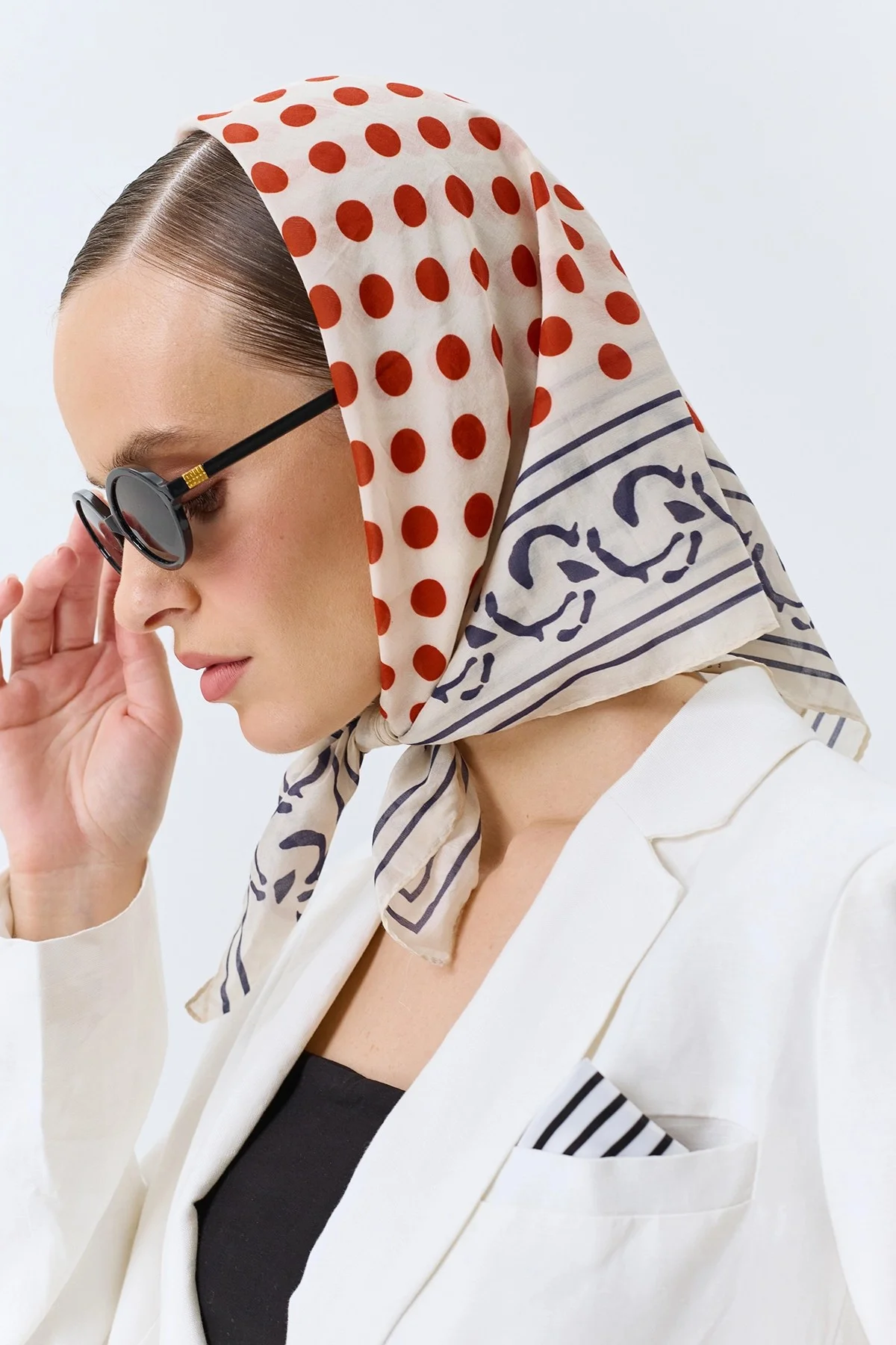 Шейный платок в яркий горошек, One