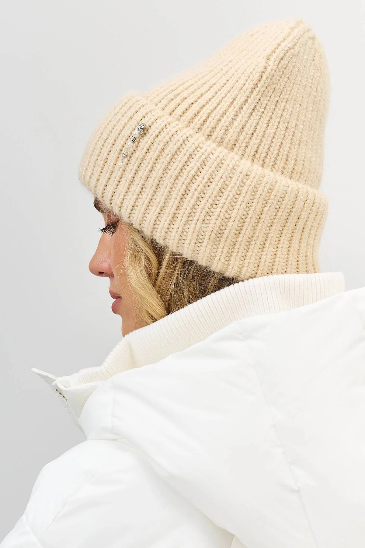 Шапка бини с минималистичным декором, One