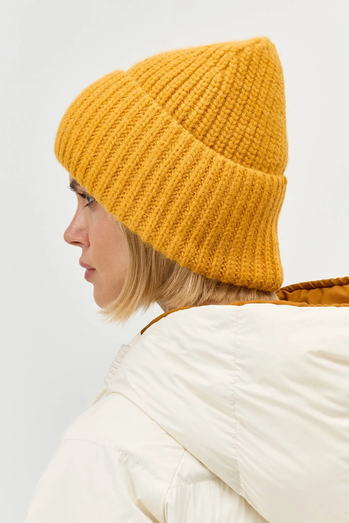 Базовая шапка бини в рубчик, One