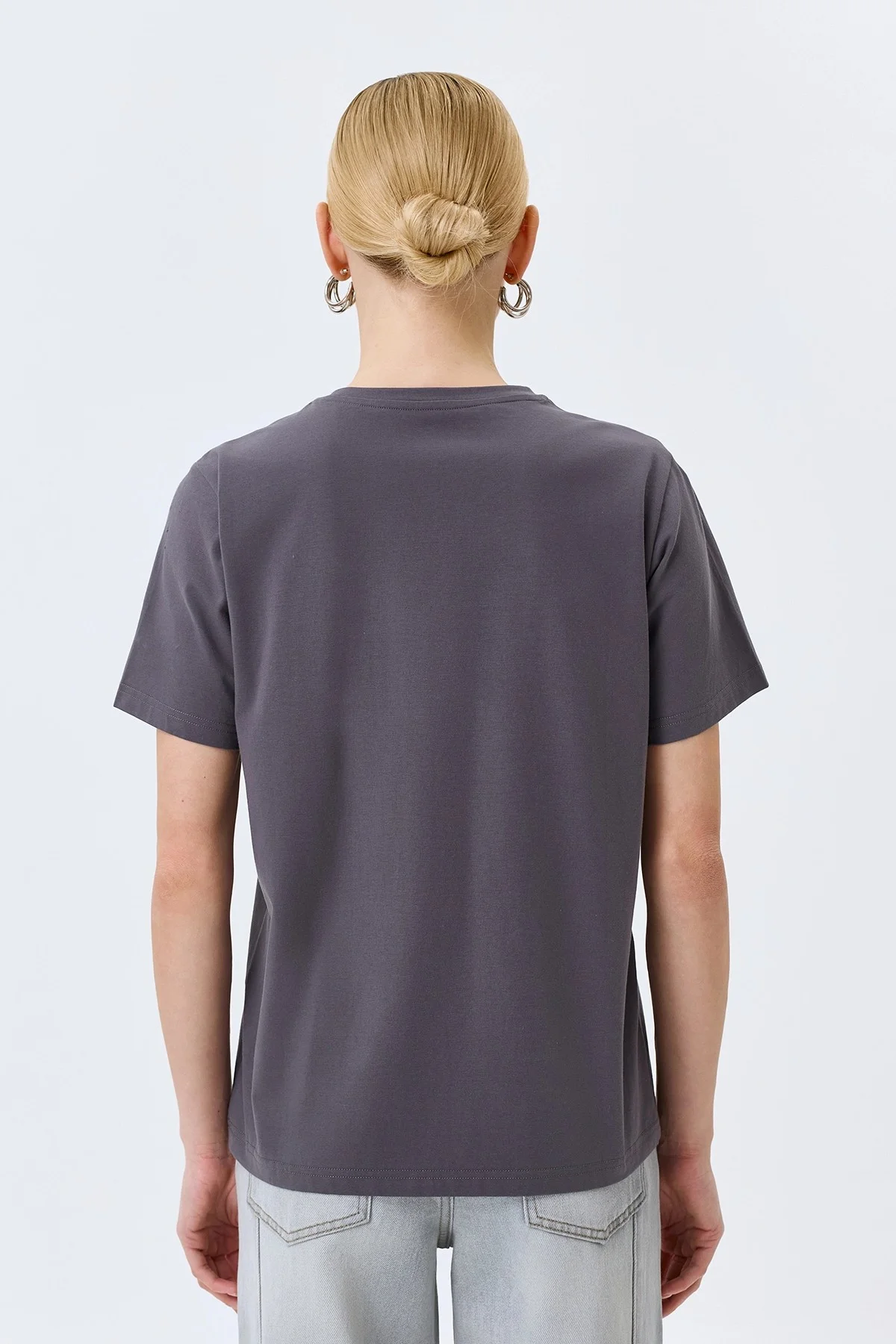 Серая футболка с флоральным принтом прямого силуэта, 46