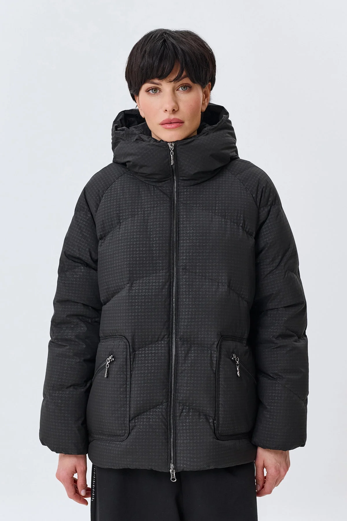 Oversize пуховик черный с деликатным блеском, 46