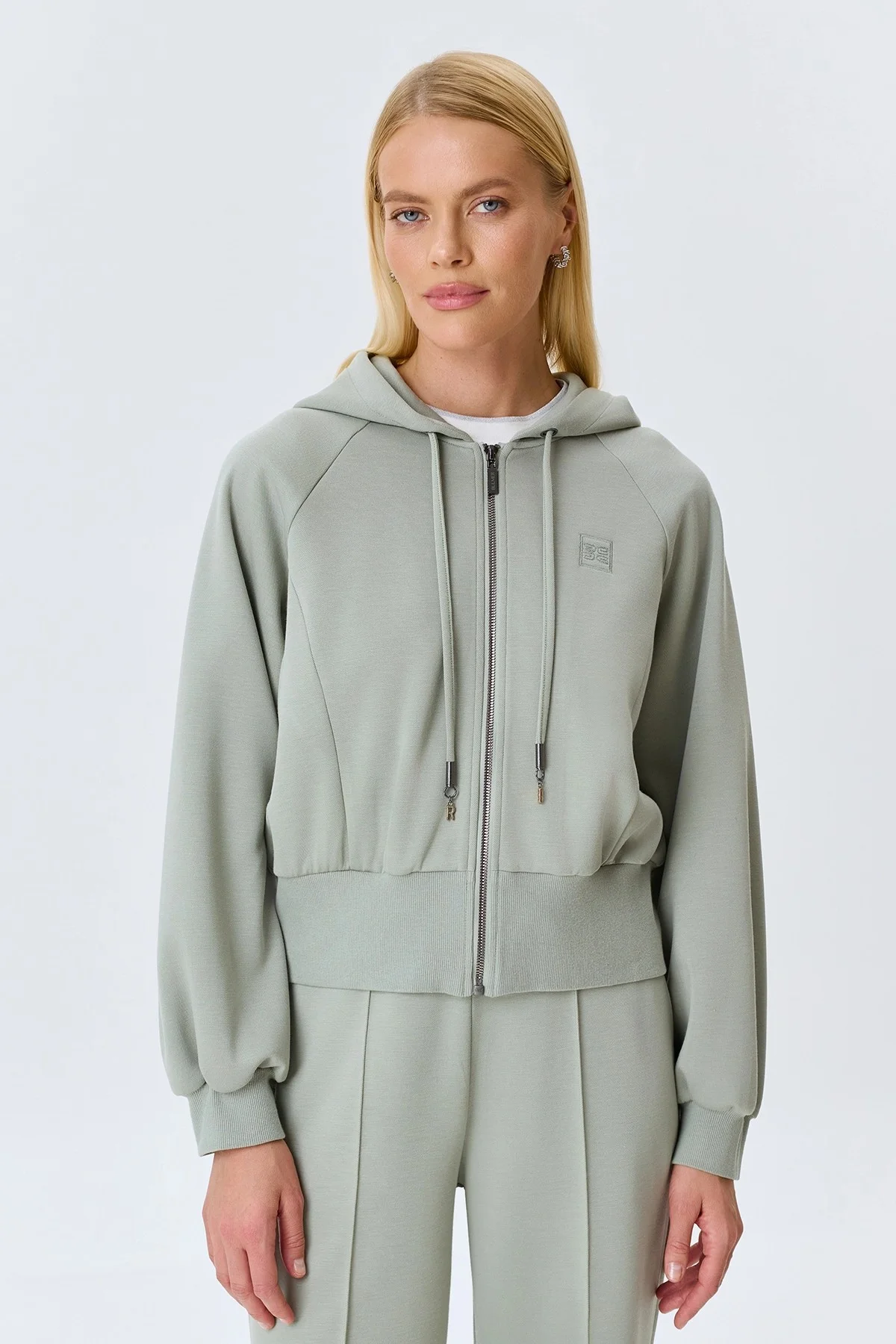 Укороченный бомбер с капюшоном, 38