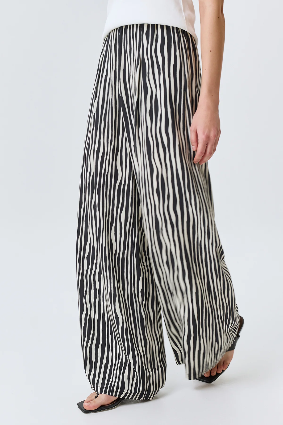 Брюки в монохромную полоску, 52