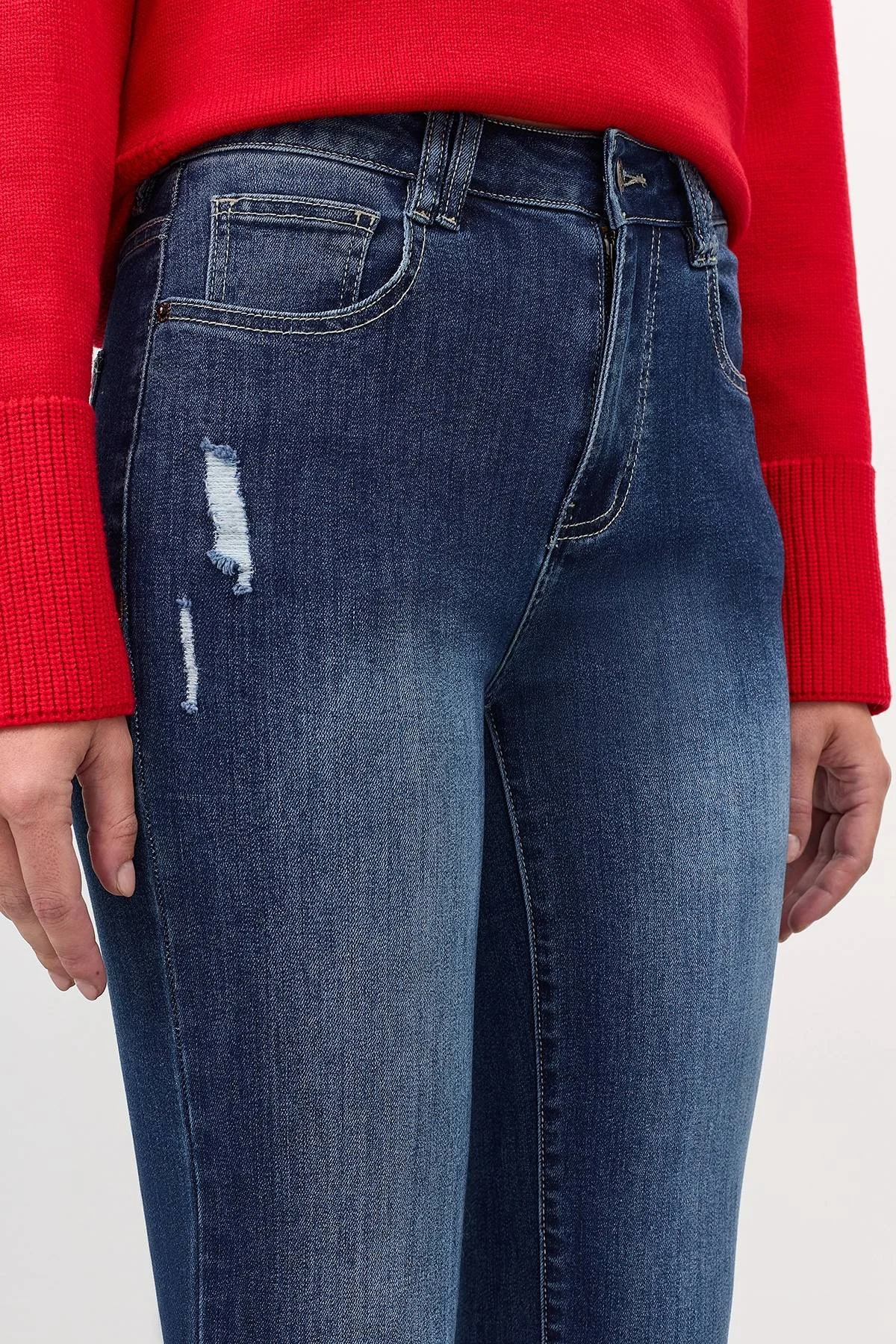 Джинсы с деликатными дестроями, 44