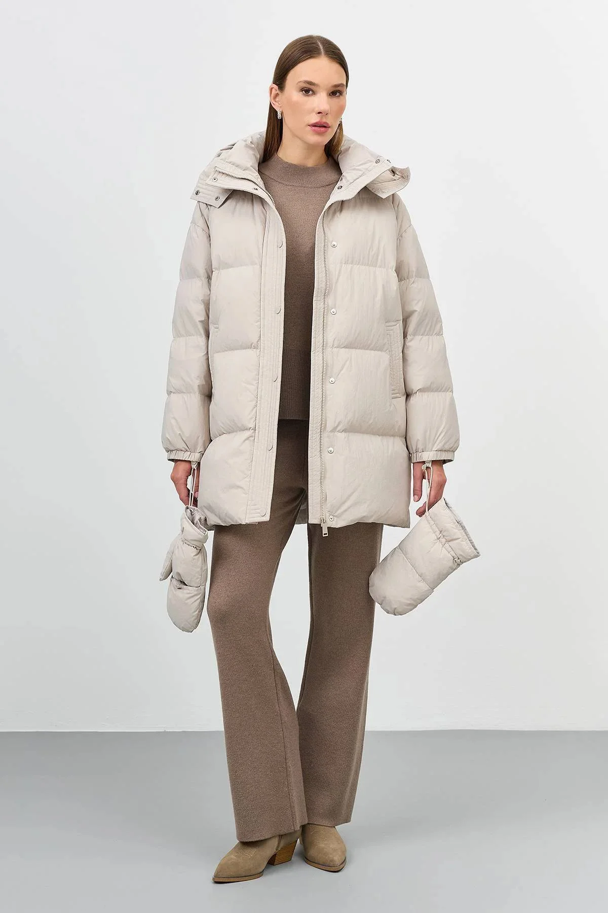 Пуховик с варежками светло-серый, 50