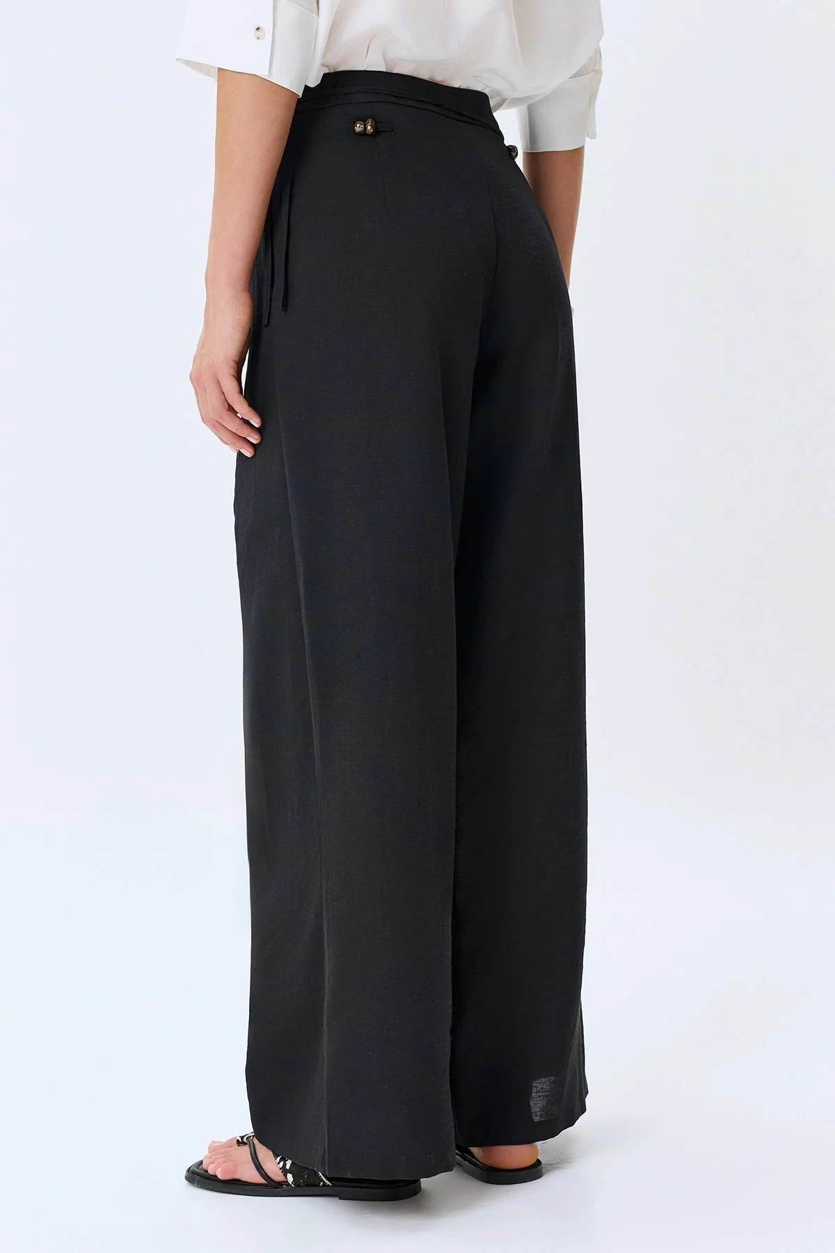 Широкие брюки с акцентным поясом, 52