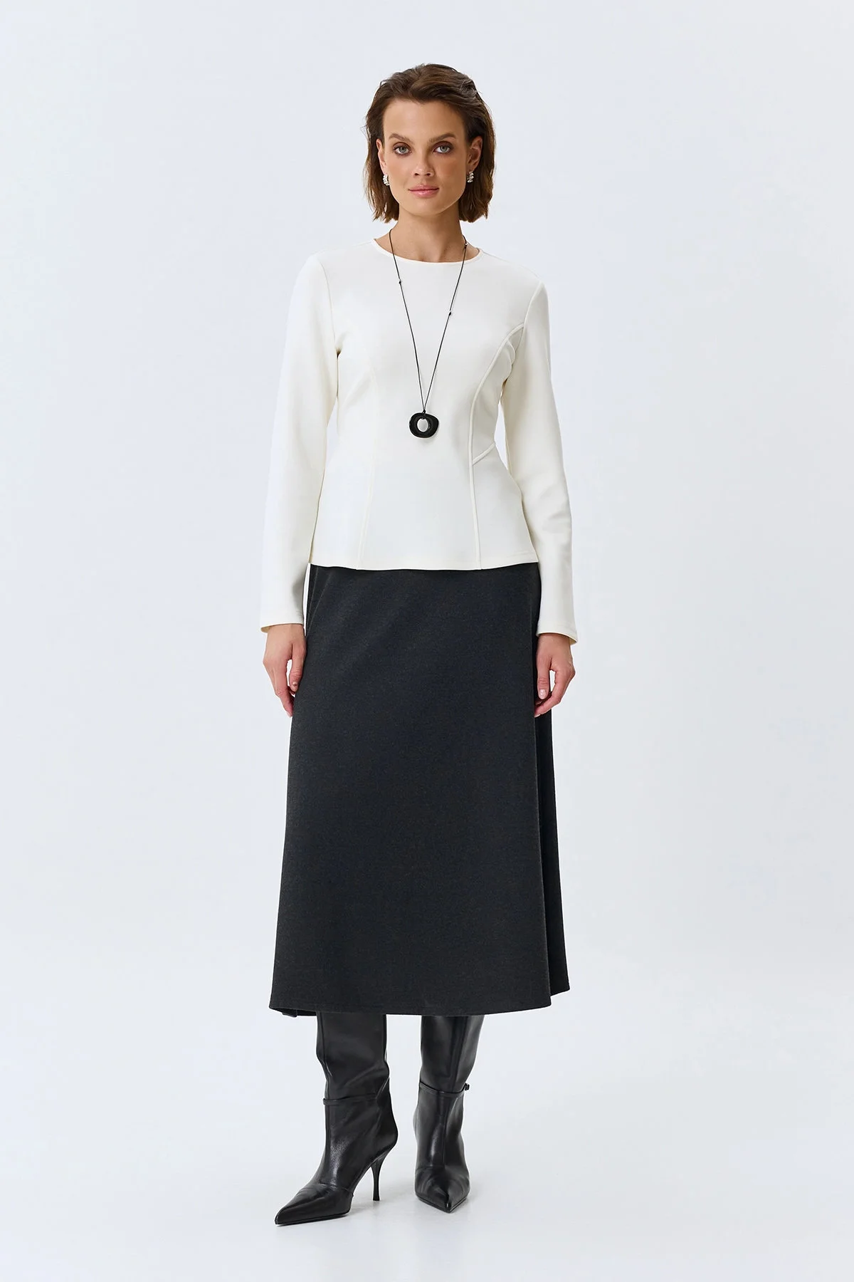 Трикотажный молочный джемпер с баской, 52