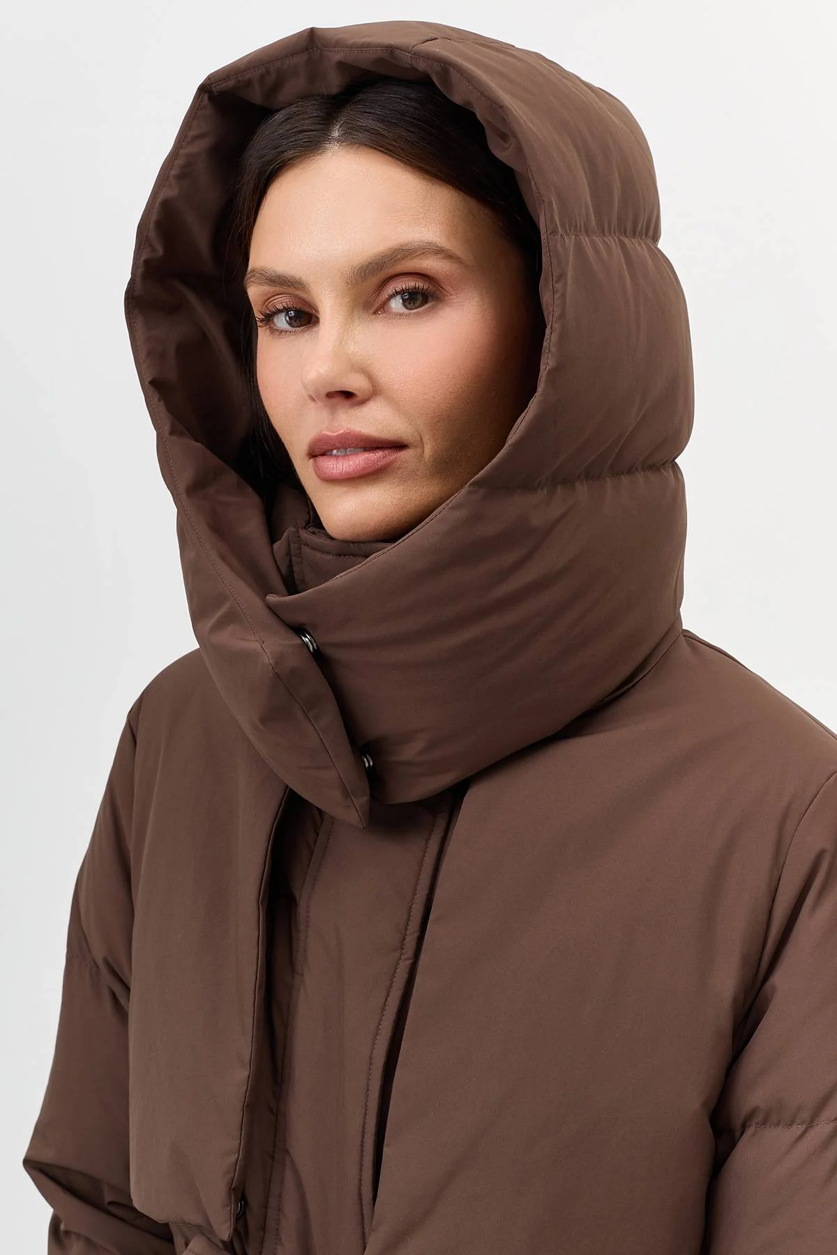 Лимитированная серия приталенный пуховик со съемным капюшоном с палантином, 46