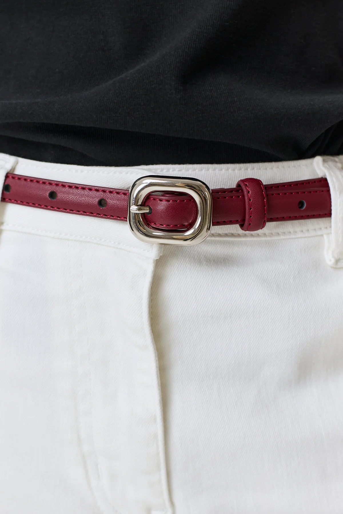 Тонкий кожаный ремень с акцентной пряжкой, M