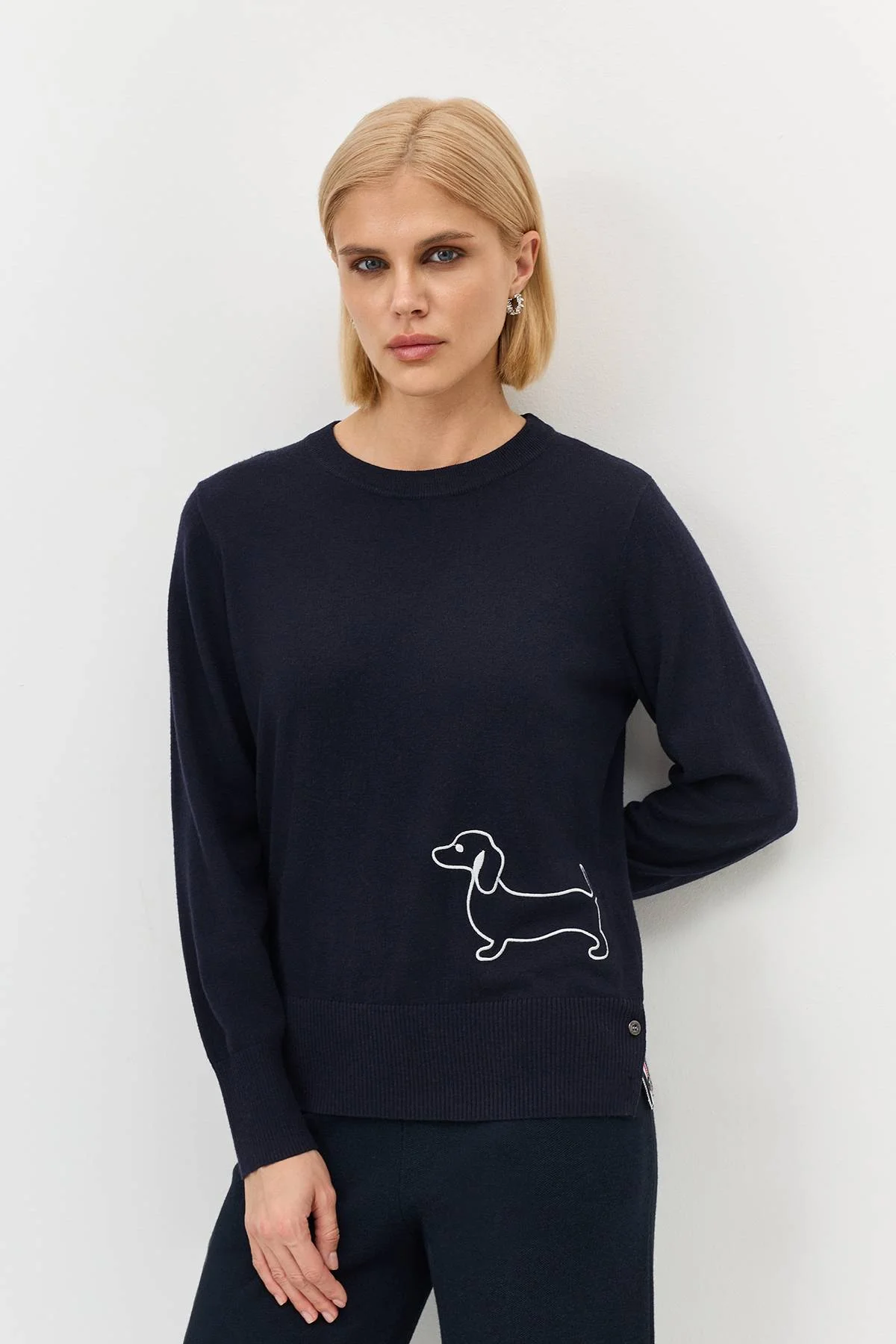 Лимитированная серия джемпер с контрастной вышивкой и ремень, 34 Лимитированная серия джемпер с контрастной вышивкой и ремень, 34