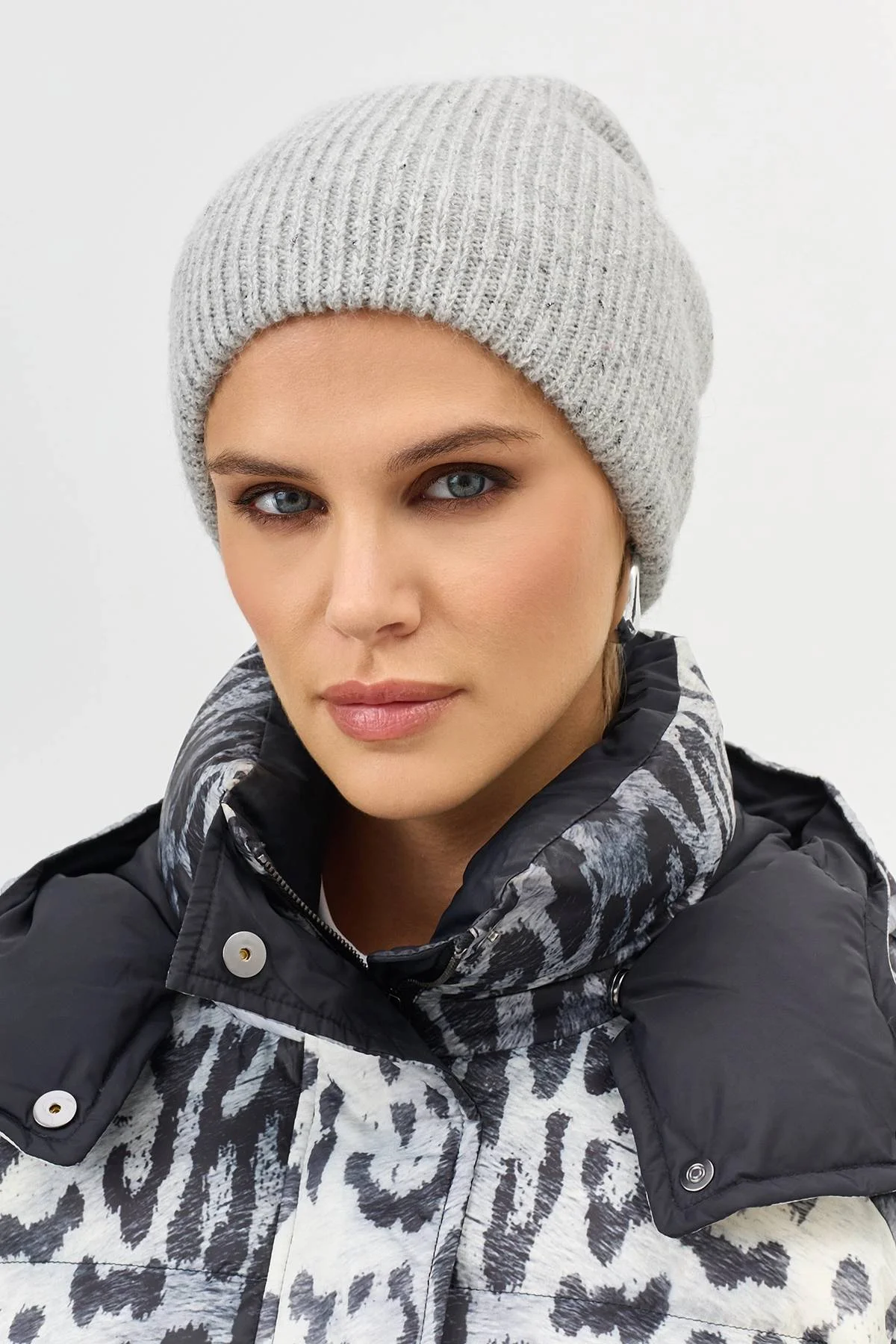 Серая шапка в мелкий рубчик с люрексом, One