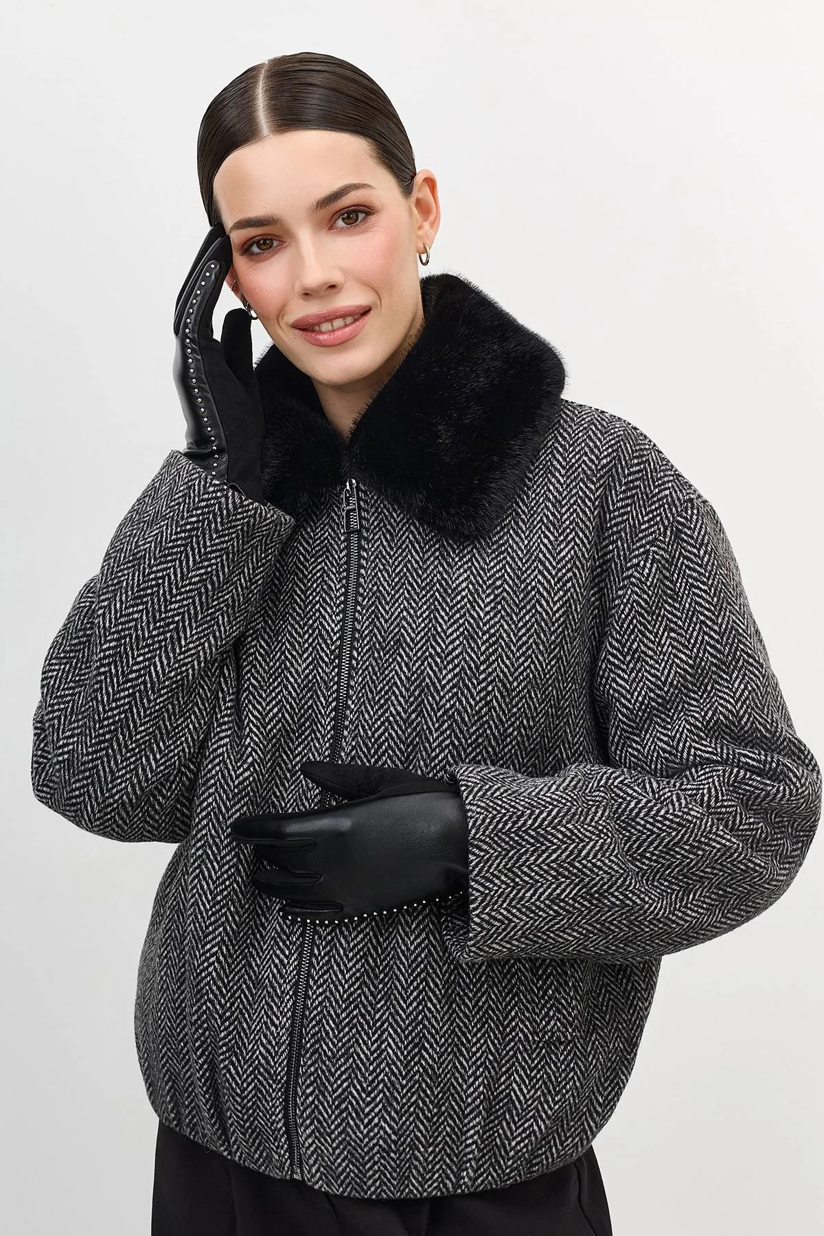 Перчатки с металлическим декором, One