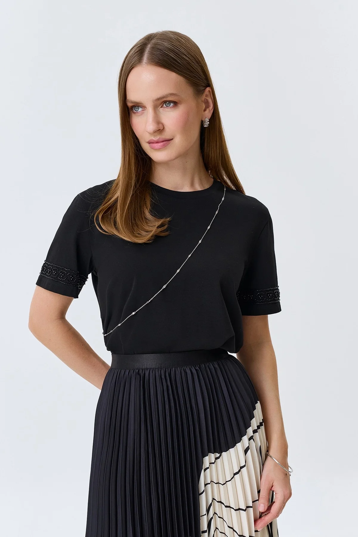 Футболка с декором на рукавах, 44