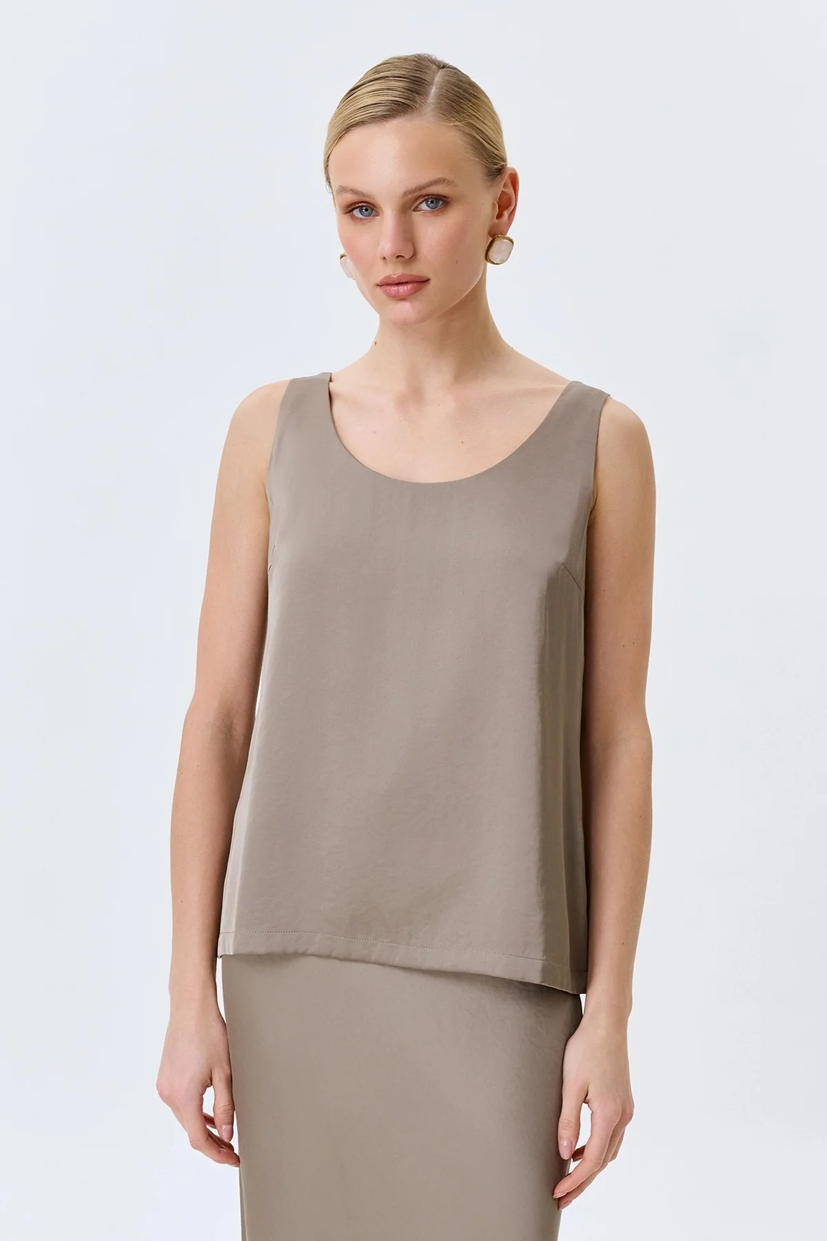 Свободный сатиновый топ в цвете кофе, 42