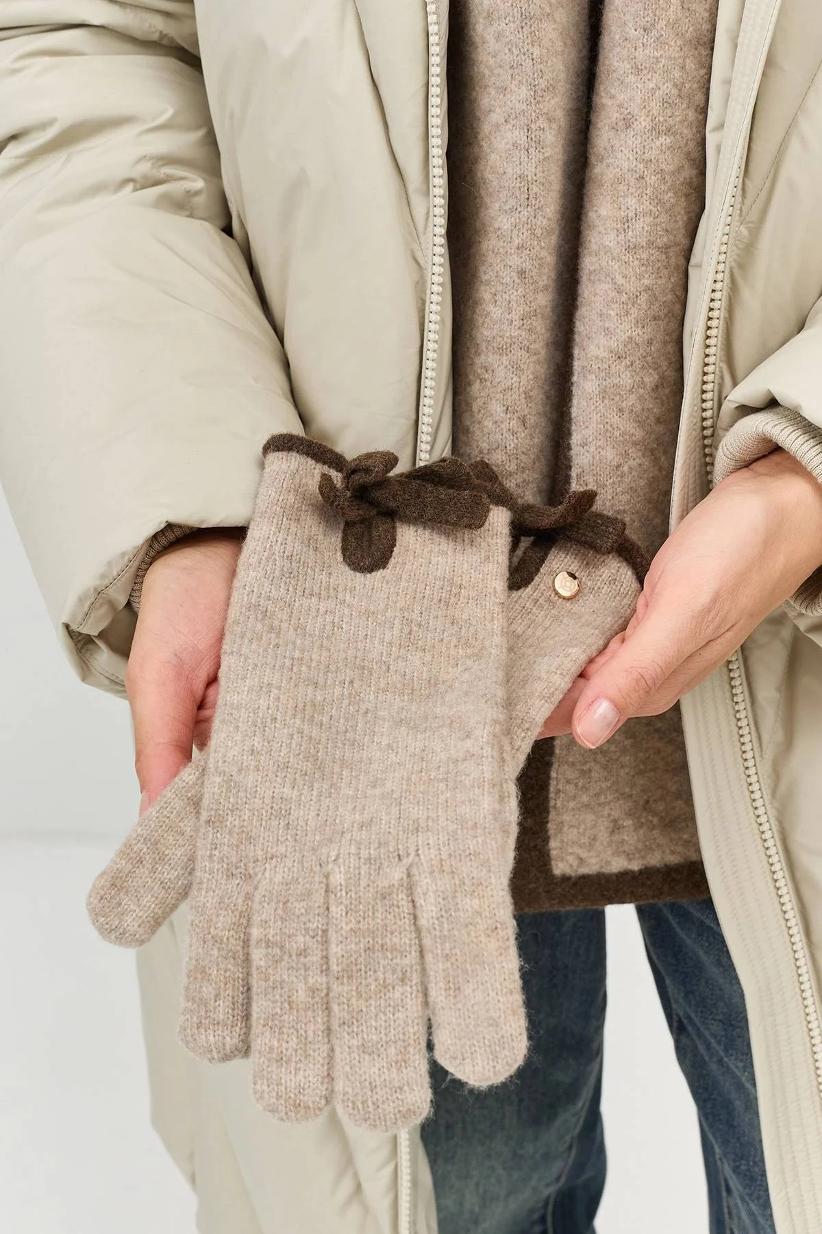 Светлые вязаные перчатки с контрастной отделкой, One