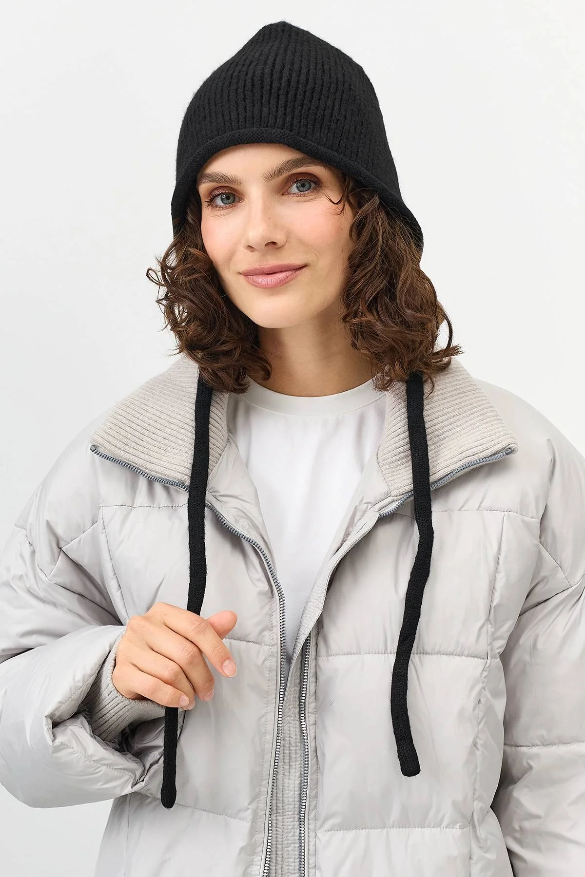 Черная шапка-чепчик с завязками, One