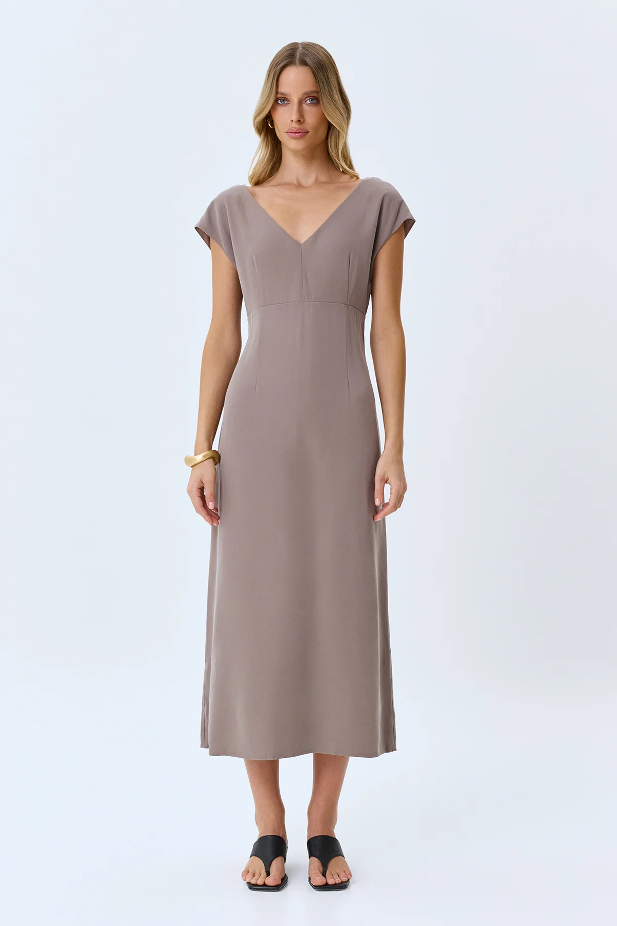 Приталенное платье с V-образным вырезом, 48