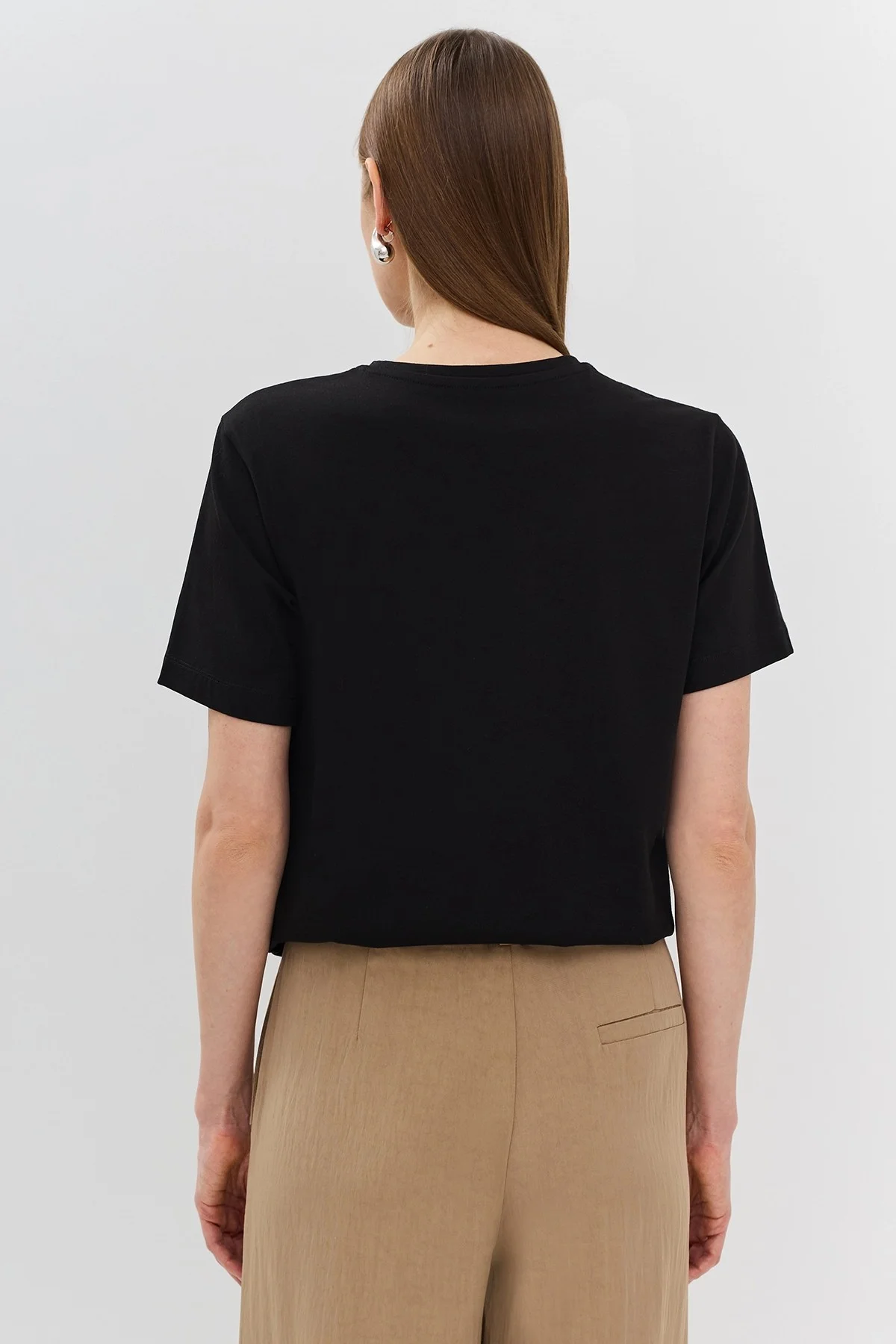 Базовая черная футболка из эластичного хлопка, 46