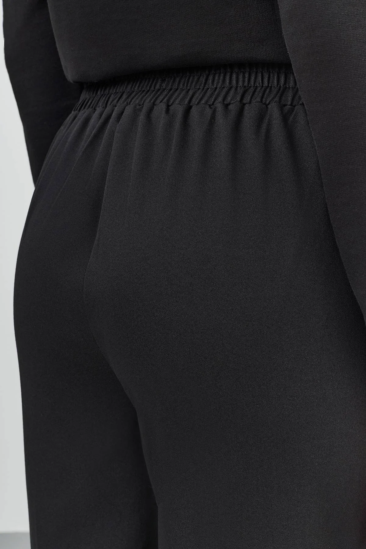 Черные брюки с карманами, 42