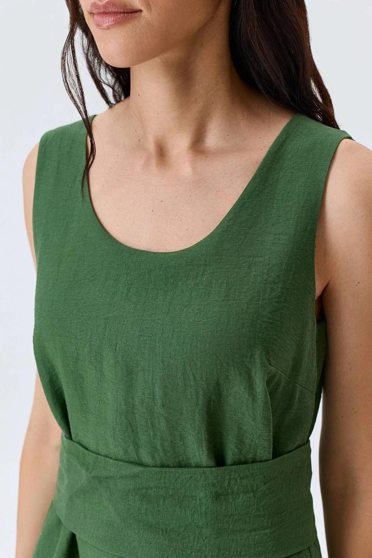 Свободное платье с поясом в зеленом цвете, 52