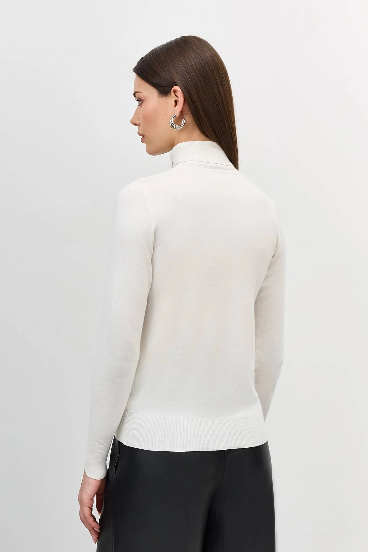 Базовая водолазка из смесовой вискозы в молочном цвете, 46 Базовая водолазка из смесовой вискозы в молочном цвете, 46