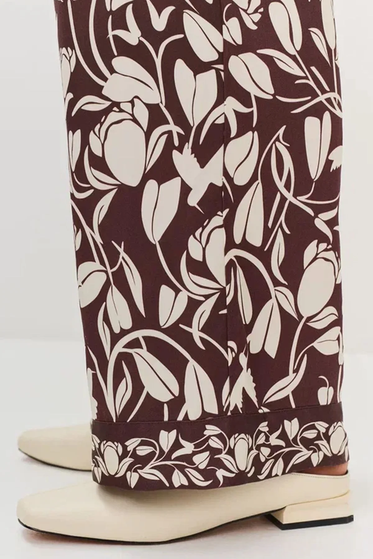 Брюки шоколадного цвета с бежевым флоральным принтом, 54р