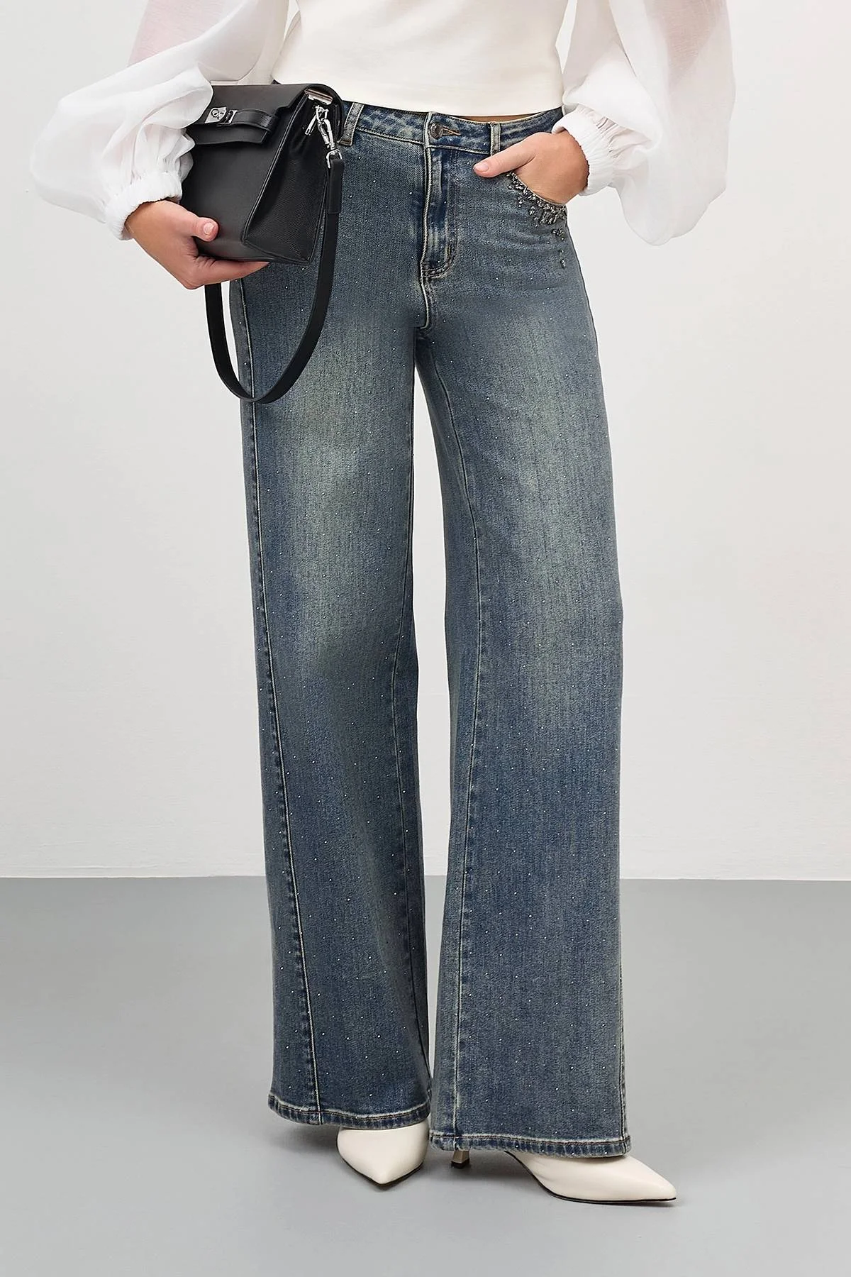 Джинсы с декором из мерцающих страз, 40