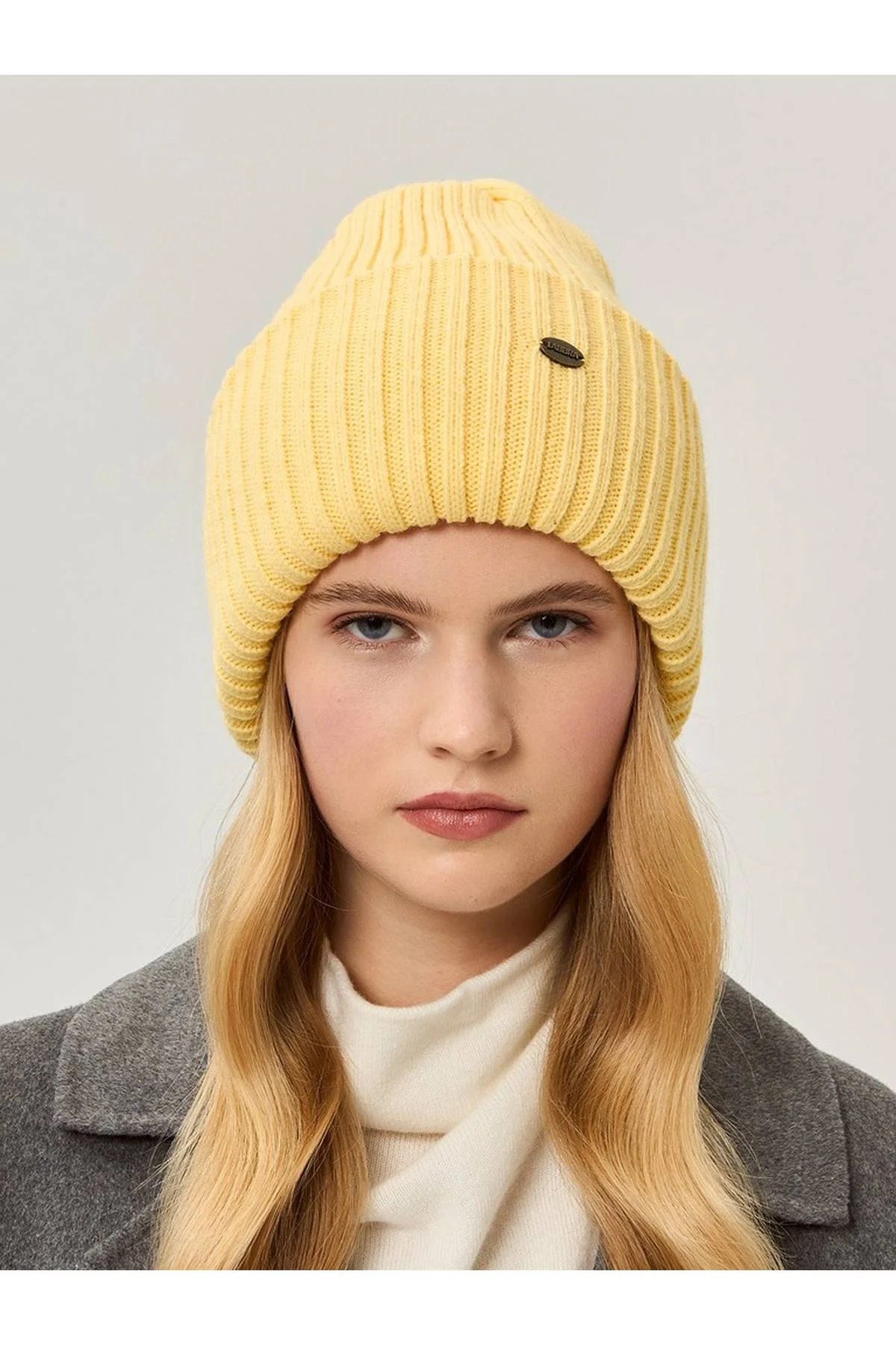 Шапка желтая, One