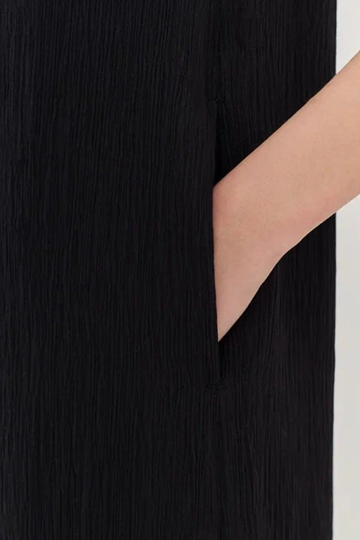 Элегантное платье миди в черном цвете, 44р