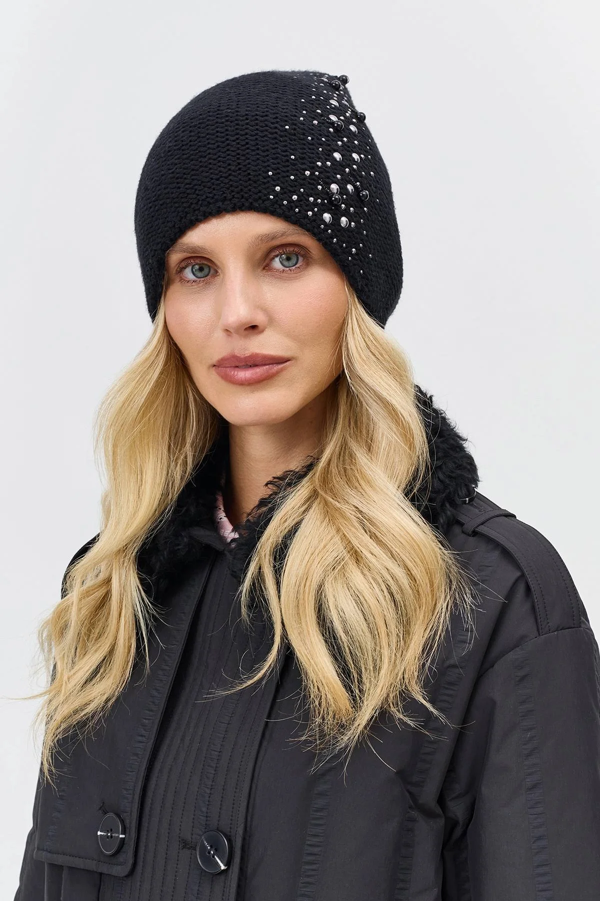 Черная шапка с декором из мерцающих страз и жемчужин, One
