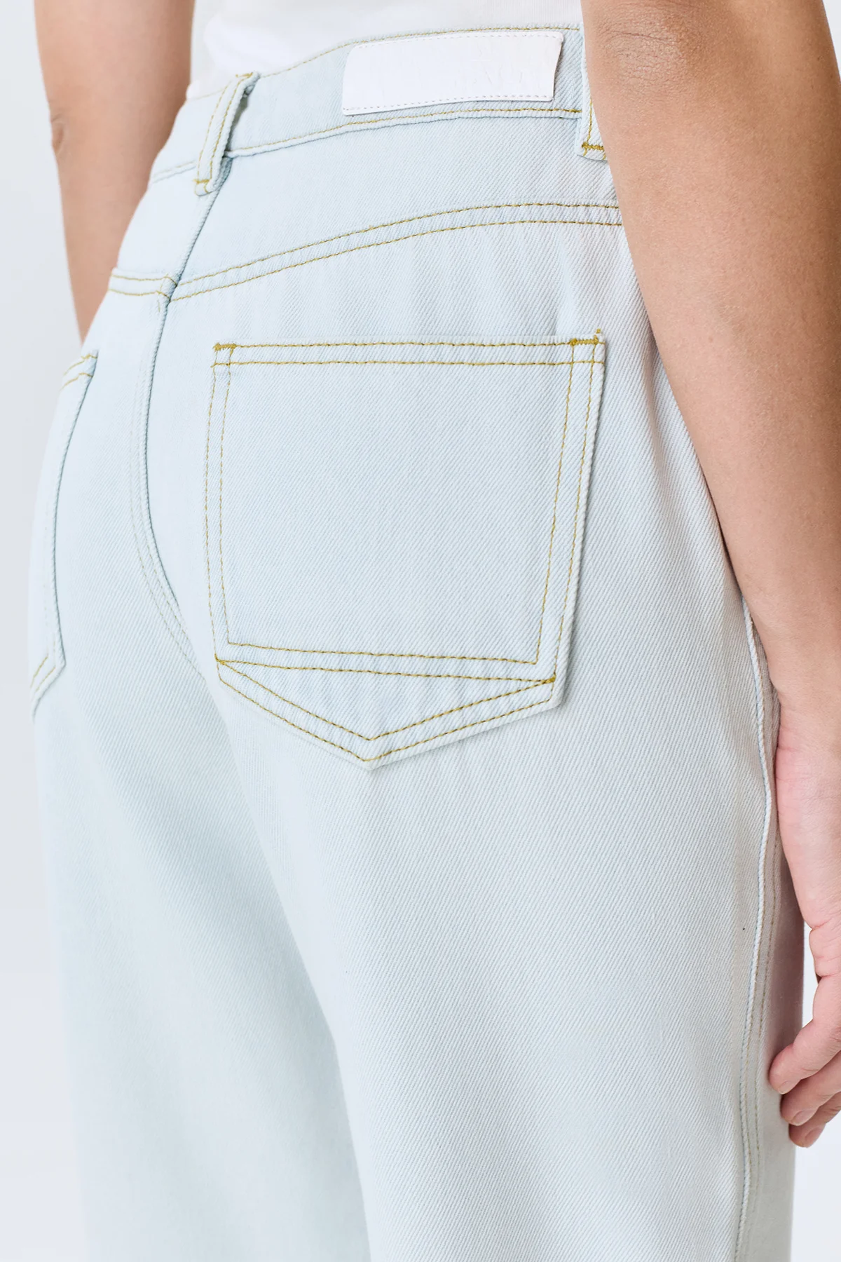 Светлые джинсы с разрезами, 44