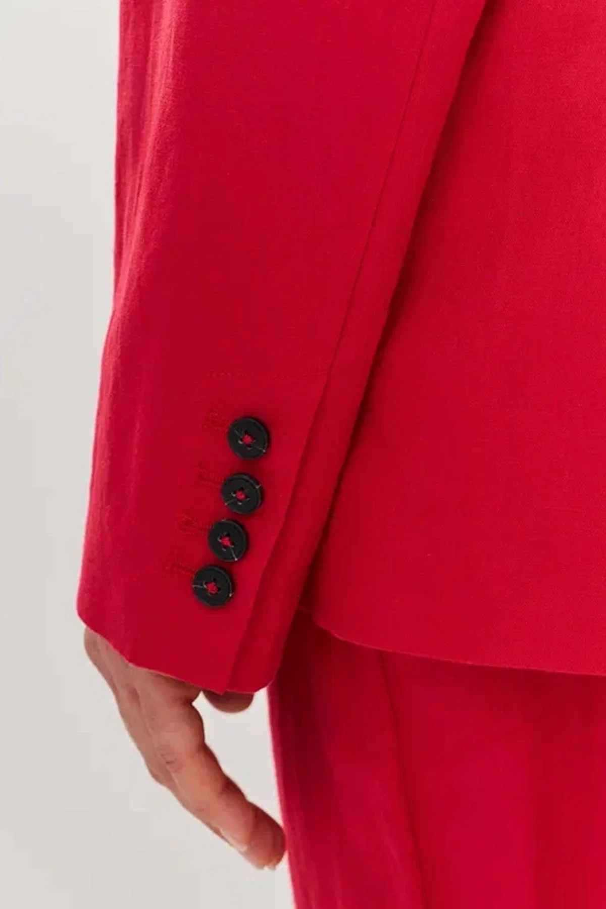 Однобортный жакет красного цвета с контрастной пуговицей, 52р