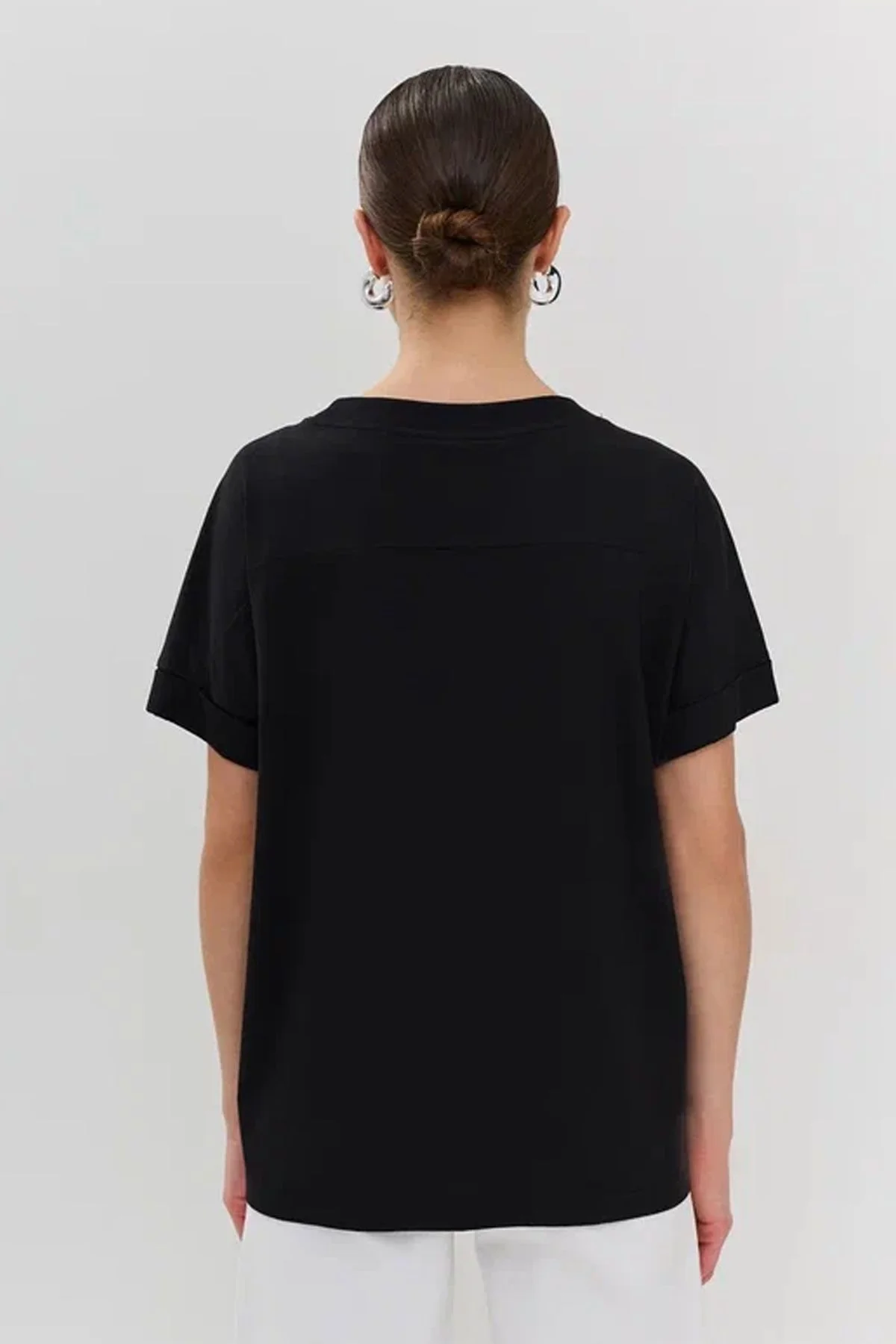 Футболка чёрного цвета с брендированной аппликацией из страз 4256809/9, 52р