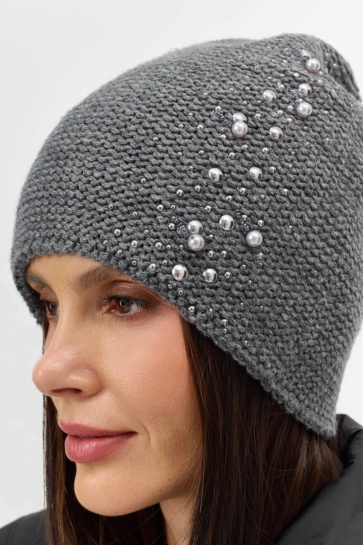 Серая шапка с декором из мерцающих страз и жемчужин, One