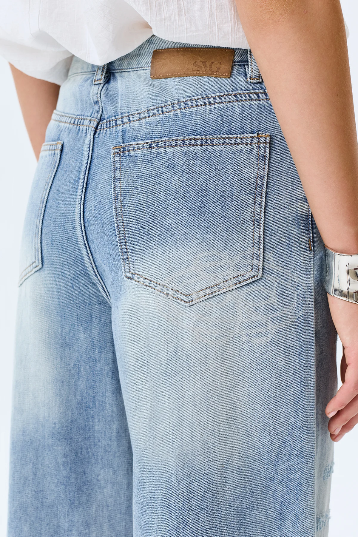 Широкие джинсы с акцентными дестроями, 46