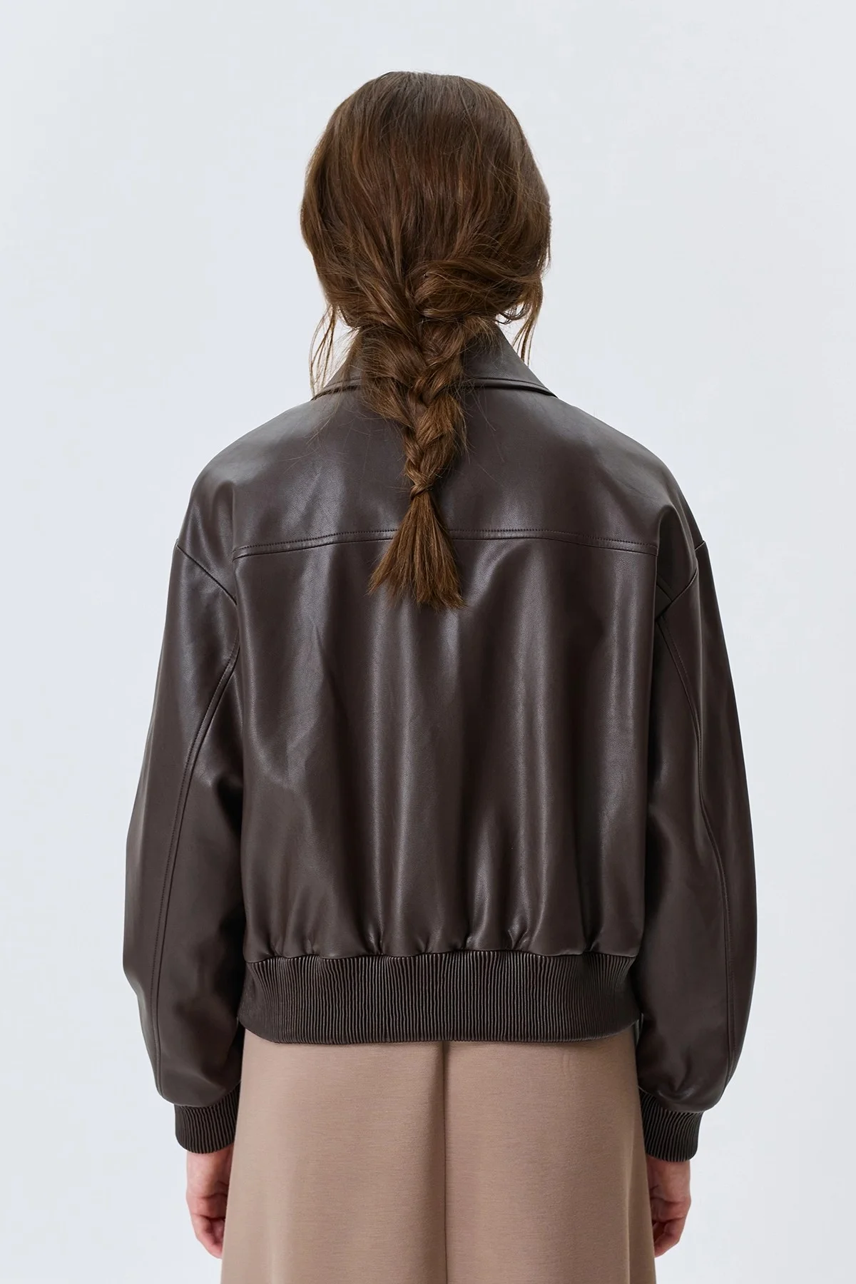 Бомбер из эко кожи с накладными карманами, 48