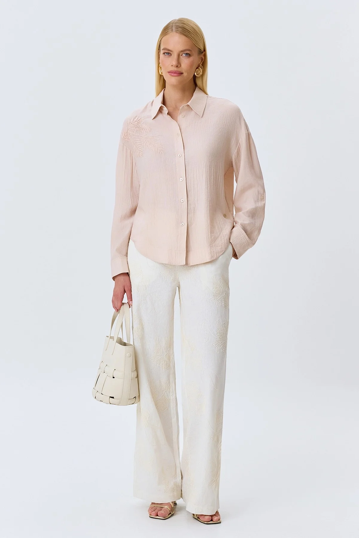 Блузка с акцентной вышивкой, 36