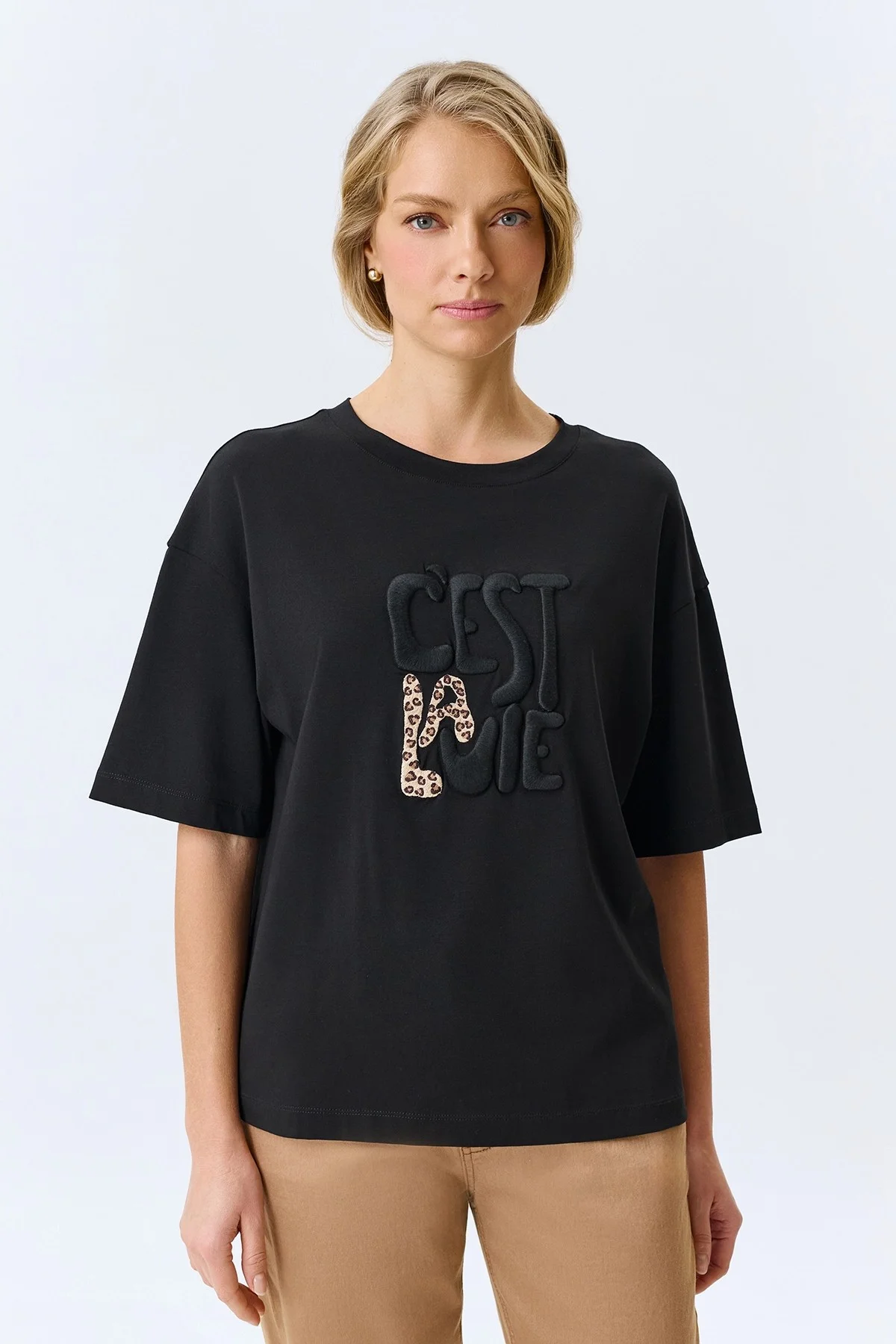 Футболка с объемной вышивкой, 44