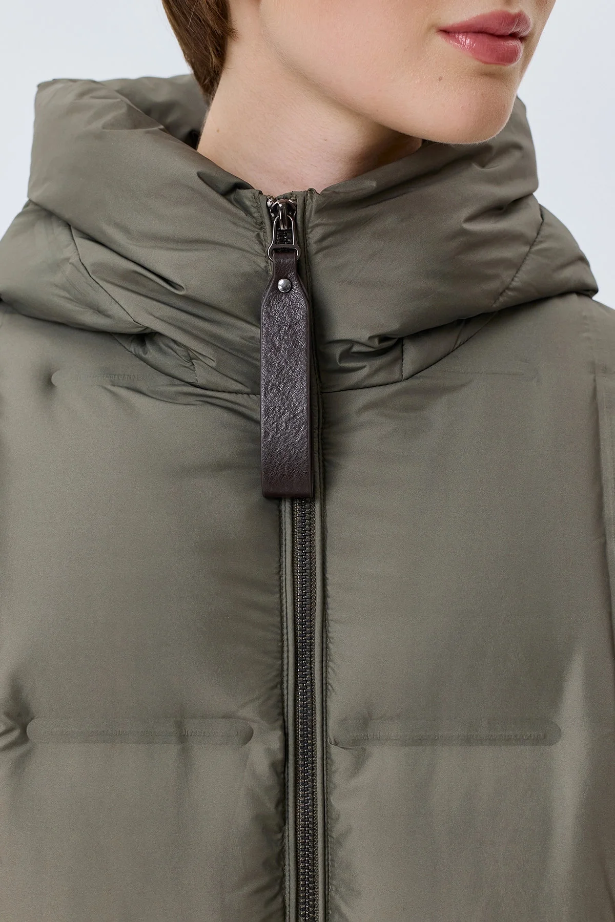 Легкий оливковый пуховик с квадратной стежкой, 44