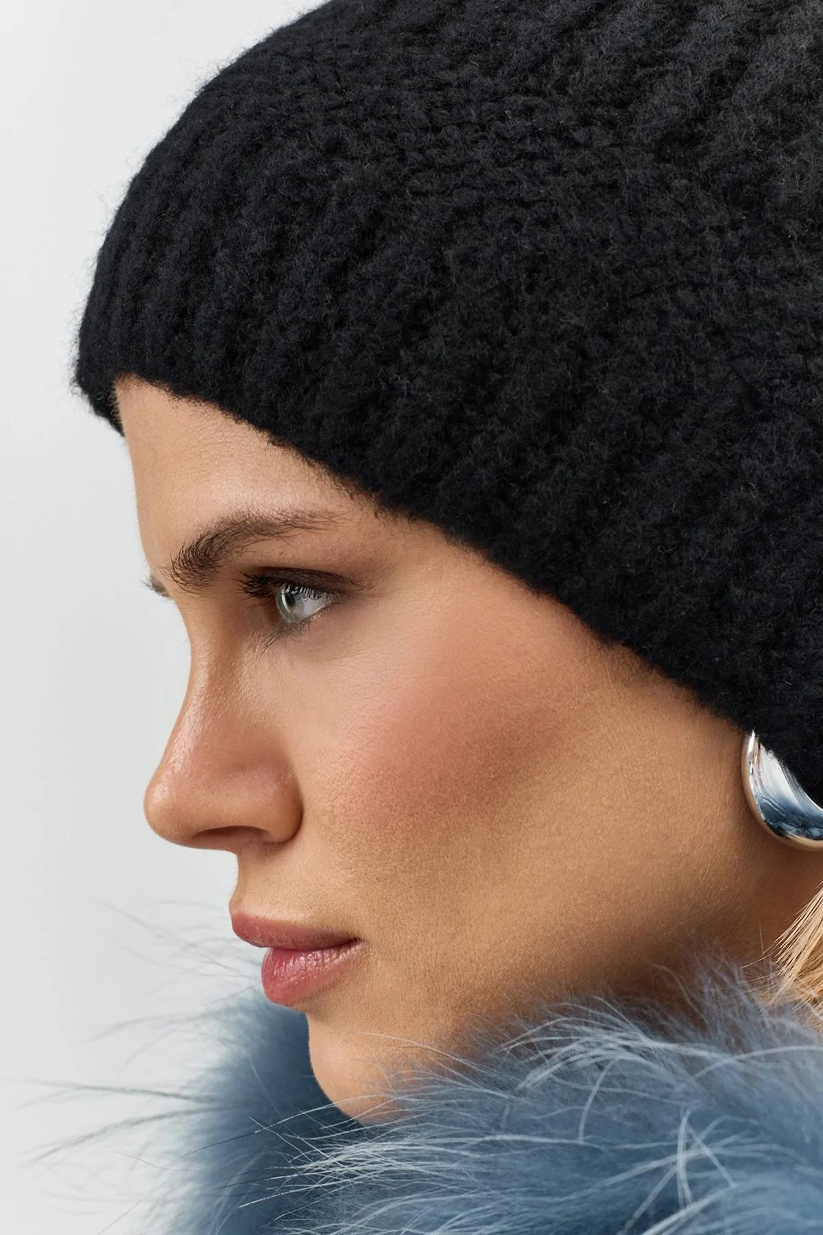 Черная теплая шапка с шерстью, One