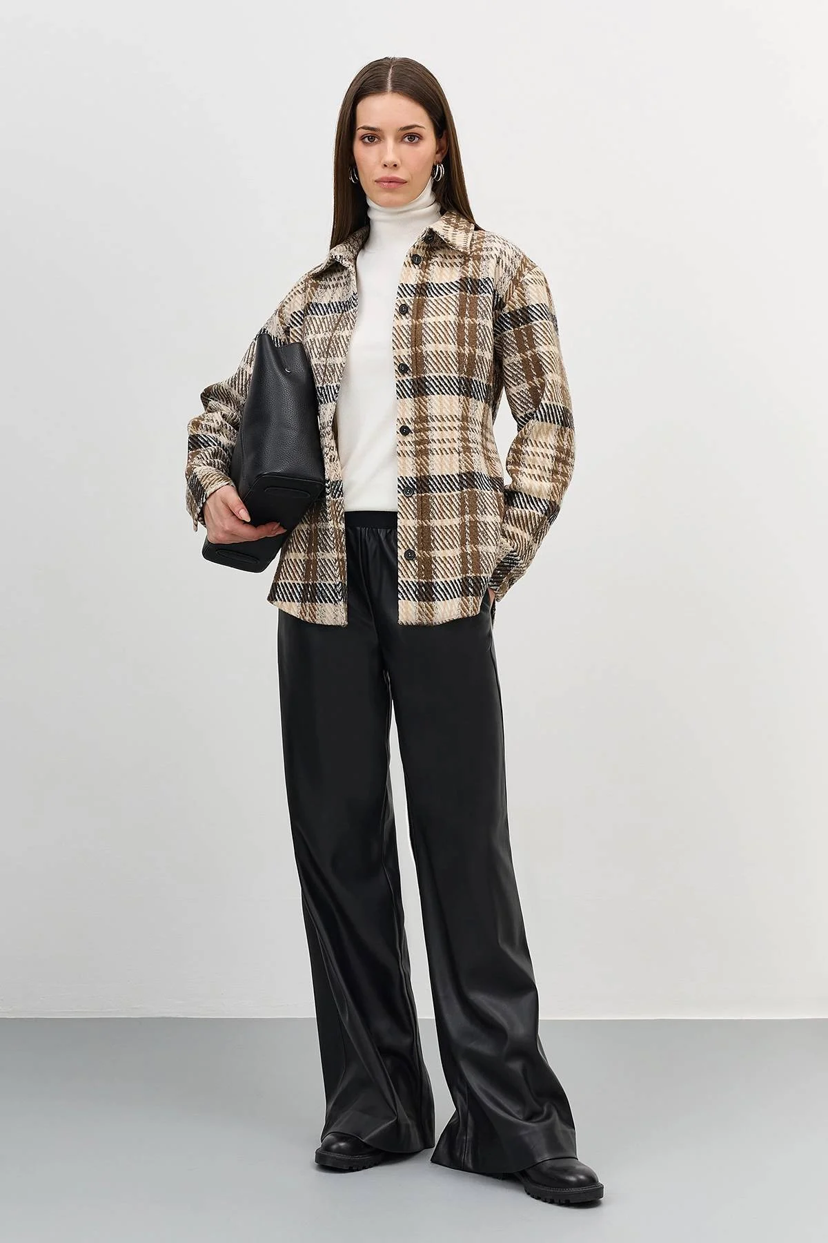 Черные брюки с карманами, 52