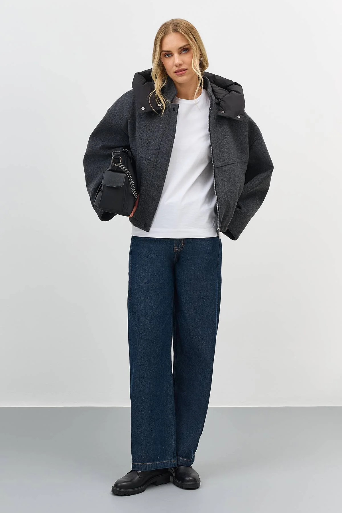 Лимитированная серия куртка с светло-серым палантином, 46